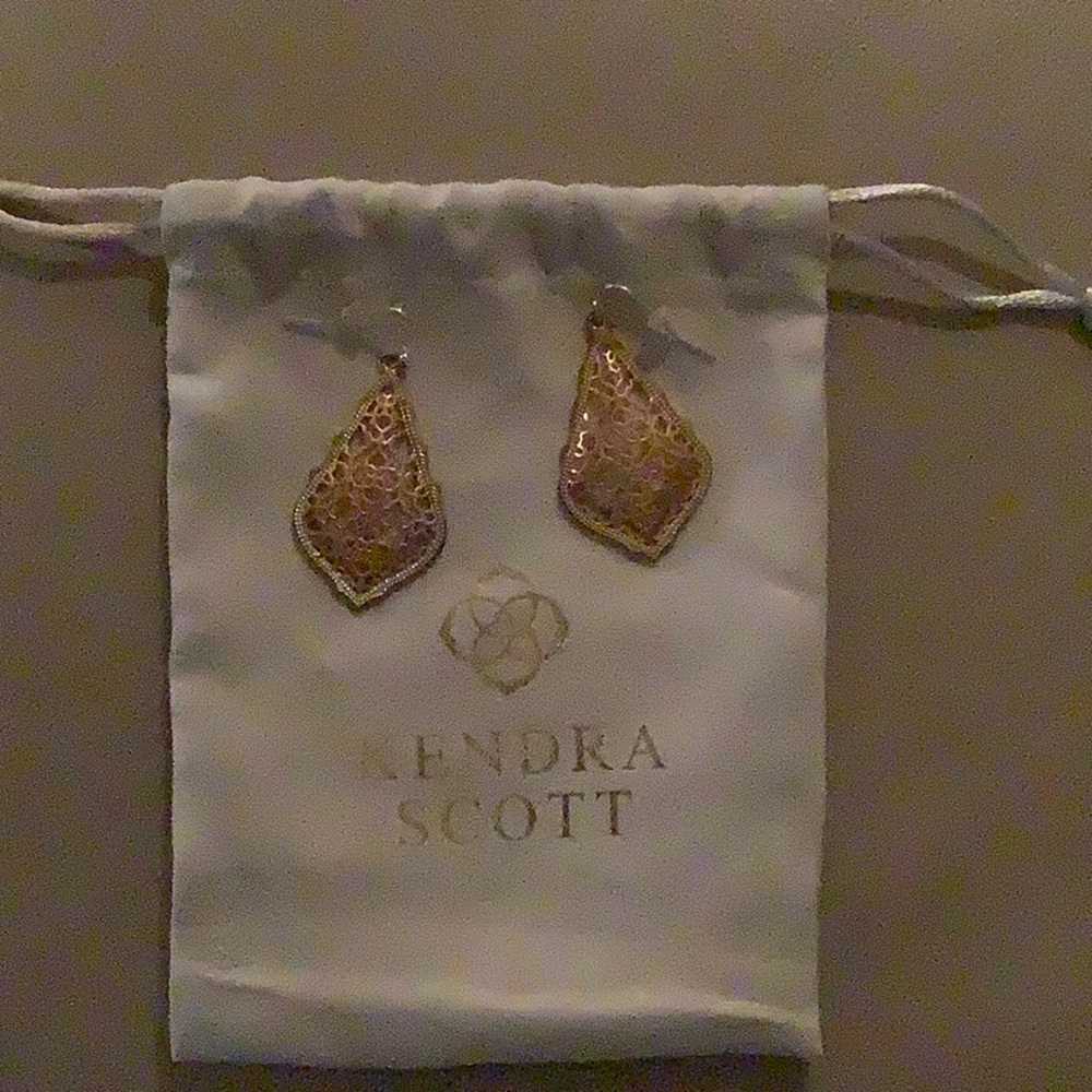 KENDRA SCOTT Addie gold drop earrings in rose gold filigree